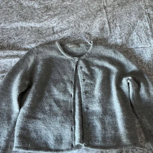 Stickad kofta - Super fin kofta från Gina tricot! Perfekt inför hösten! 🍁Storlek M, fint skick, inte använd allt för mycket. Alla knappar är kvar och fungerande. Skriv om det finns frågor eller vill ha fler bilder! 💕