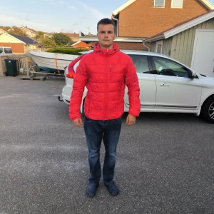 Dunjacka - En dunjacka från Stellar equipment av modellen M stretch down hood 2.0.  Handskräddad och funkar utmärkt för skidåkning samt vandringar. Modellen på bild är 186 och väger 88 kilo och är något stor passform men ska användas i kombination med tjockare under plagg. Jackan är synbart använd och där av de nedsatta priset från 3 495 kr.  Priset är förhandlingsbart och lämna gärna egna bud.   https://www.stellarequipment.com/product/m-stretch-down-hood-20-orange/