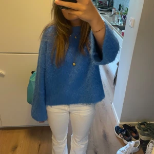 Blå fluffig stickad tröja Stockh LM - Säljer denna superfina klarblåa stickade tröja från Stockh LM Studio. Den är så mysig och perfekt till hösten. Inga defekter alls. 