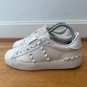 Valentino rockstud sneakers - Säljer nu dessa fina valentino skor | Fint skick |. storlek 35,5 men sitter mer som 36,5 då Valentinos är större i storleken | Hör gärna av er vid frågor eller funderingar 
