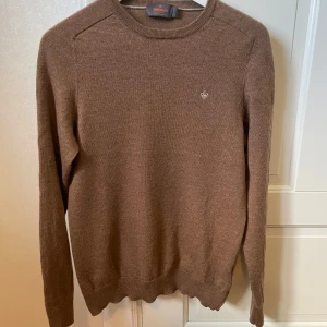 Morris Pullover - Tjena! Säljer en fin Morris tröja i 100% merinoull. Tröjan är använd väldigt få tillfällen och är i ny skick. Hör av dig vid minsta fundering.