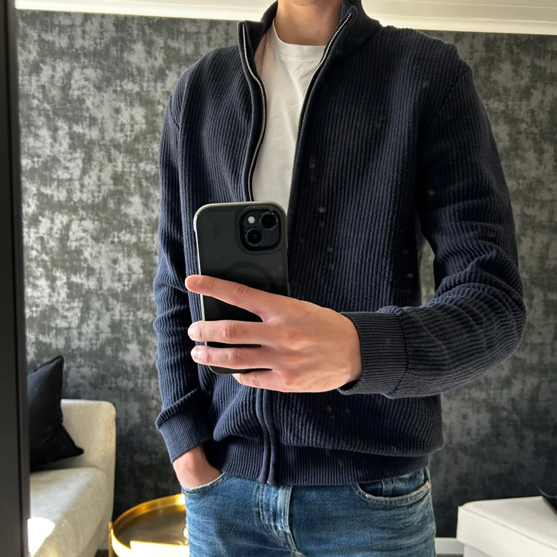 Mörkblå stickad kofta