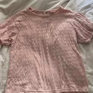 Ljusrosa blus med strukturmönster - Supersöt ljusrosa blus med korta puffärmar. Nästa aldrig använt köpt från Temu ganska stor i storlek.