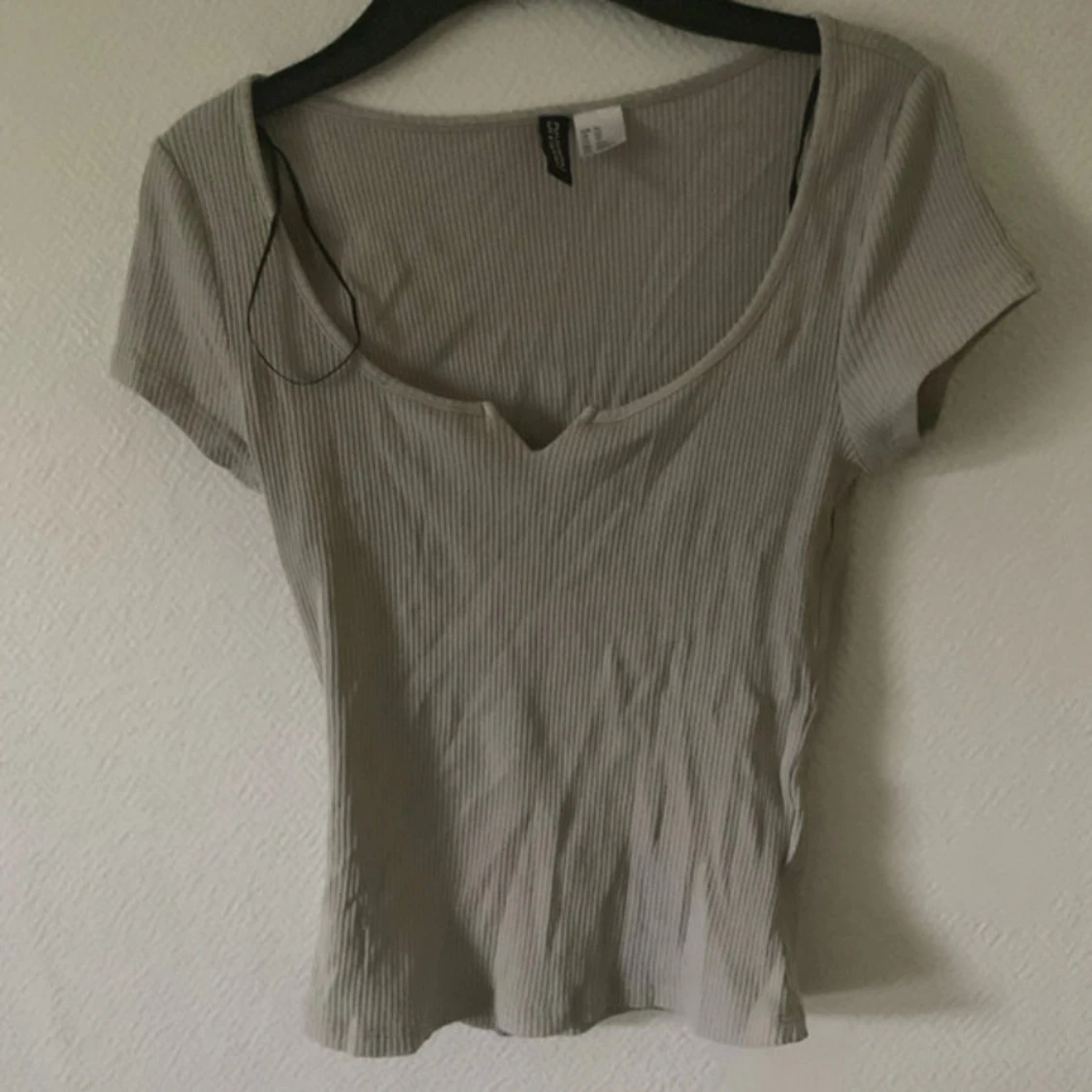 Beige ribbad topp med v-ringning