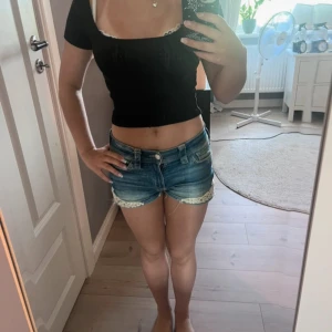 Svart T-shirt - Fin lite kortare t shirt använd några gånger