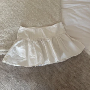Vit minikjol - ❤️REA❤️ Lägger ut igen, nu med nedsatt pris! 3 för 2 på alla annonser, billigaste plagget på köpet☺️ Kan även ge mer rabatt vid köp av fler plagg än så, allt ska bort!