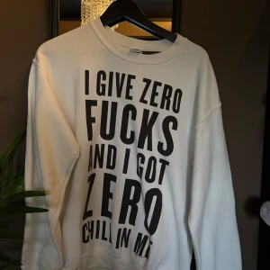 Ariana Grande merch  - Säljer min Ariana Grande dangerous woman merch. Använd 1-2 gånger så är i bra skick ! Säljer för 300kr+frakt eftersom de är en väldigt rare merch!Är k st M