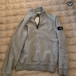  Stone Island  - Säljer tröjan då den inte inte  kommer till en användning längre storlek 170/14 men den passar dom som har storlek S och tröjan e äkta