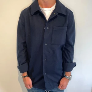Hampton Republic Overshirt - Riktigt snygg overshirt i perfekt skick | Strl - M | Skick - 10/10 | Nypris - ca 1200kr | han på bilden är 175 och är lite stor (ej mina bilder!)