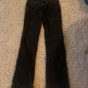 Svarta Y2K jeans från Gina Tricot - Säljer ett par svarta Y2K-inspirerade jeans från Gina Tricot i storlek 36. Jeansen har bootcut-modell. Aldrig använt. Prislapp på.