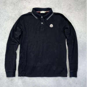 Moncler long sleeve polo shirt - – Condition: 8/10 - general signs of wear  – Size: XL (fits like M)  – Retail price: 3910 + SEK
