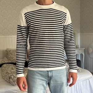 tunnare stickadtröja - används inte längre😊 modellen är 187cm