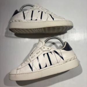 Valentino skor - Hej! Säljer nu mina skor från märket Valentino , storlek 38 bra skick, allt på bilden ingår. Tveka inte på att höra av dig om du har frågor eller funderingar kring skorna! 