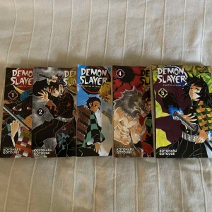 Demon Slayer: Kimetsu no Yaiba Vol. 1-5 - Demon slayer manga, finns volym 1-5. (Engelska versionen) Bra kvalitet, dom flesta av böckerna är inte använda. 1 bok blir 50 men om man vill köpa alla 5 så blir det 130 + frakt