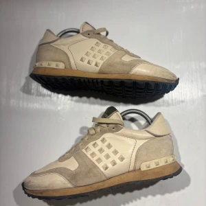 Valentino Rockrunners - Hej! Säljer nu mina skor från märket Valentino , storlek 39 använt skick en nit saknas, allt på bilden ingår. Tveka inte på att höra av dig om du har frågor eller funderingar kring skorna! 