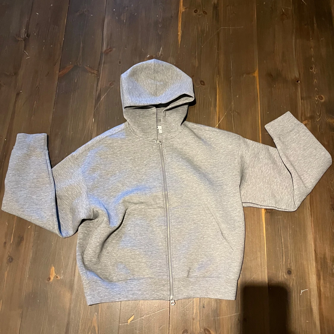 Grå hoodie med dragkedja från Weekday - 1