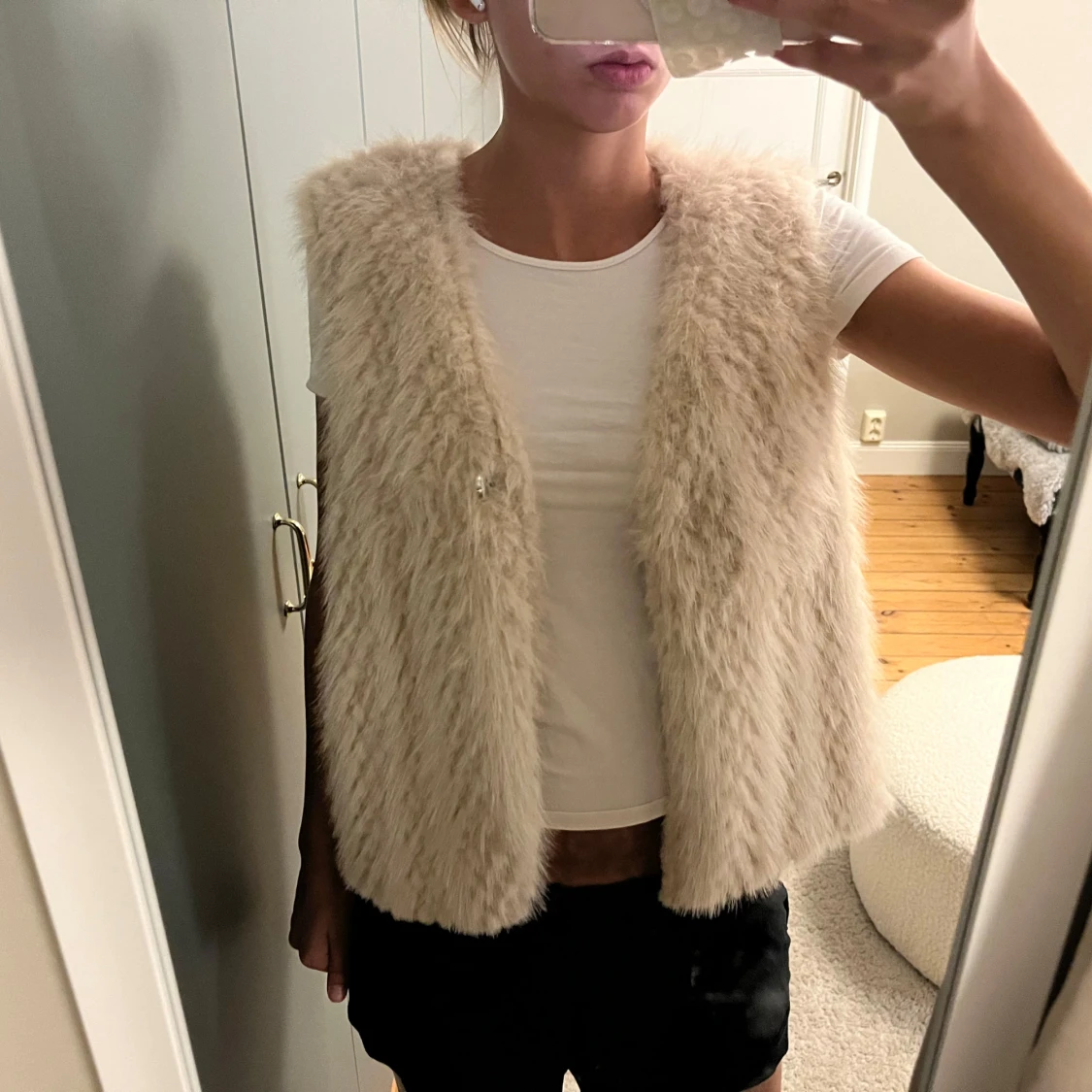 Beige fuskpäls väst