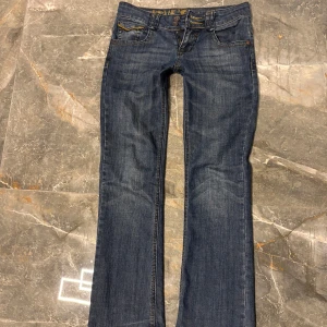 Lågmidjade bootcut jeans - Jätte snygga och lågmidjade bootcut Nove’s jeans som tyvärr inte kommer till användning. Endast använd ett fåtal gånger så de är som nya! Det finns en defekt så hör gärna av er om ni är intresserade! Storlek w27 L30 skulle säga att det lutar sig mer åt S men passar även mig som bär Xs! hör av er vid mer specifika mått eller andra frågor!💕💕