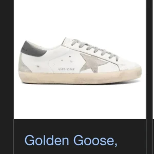 Golden Goose vita sneakers med stjärna - Snygga vita sneakers från Golden Goose som är gråa. Använda i några månader och är lite slitna därav priset men ingen riktigt slitage. 