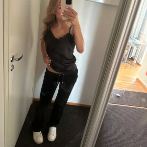 Svarta lågmidjade byxor från juicy couture - Svarta juicy del ray byxor i storlek xs men passar s! Jättebra skick! Skriv för fler bilder❤️Nypris 1120kr