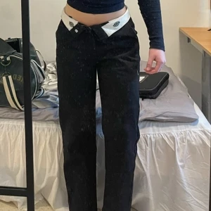 Dickies kostymbyxor Elizaville - Dickies byxor i modellen Elizaville Workpants. I storlek w26. Fint begagnat skick, några få små noppor (se bild).  