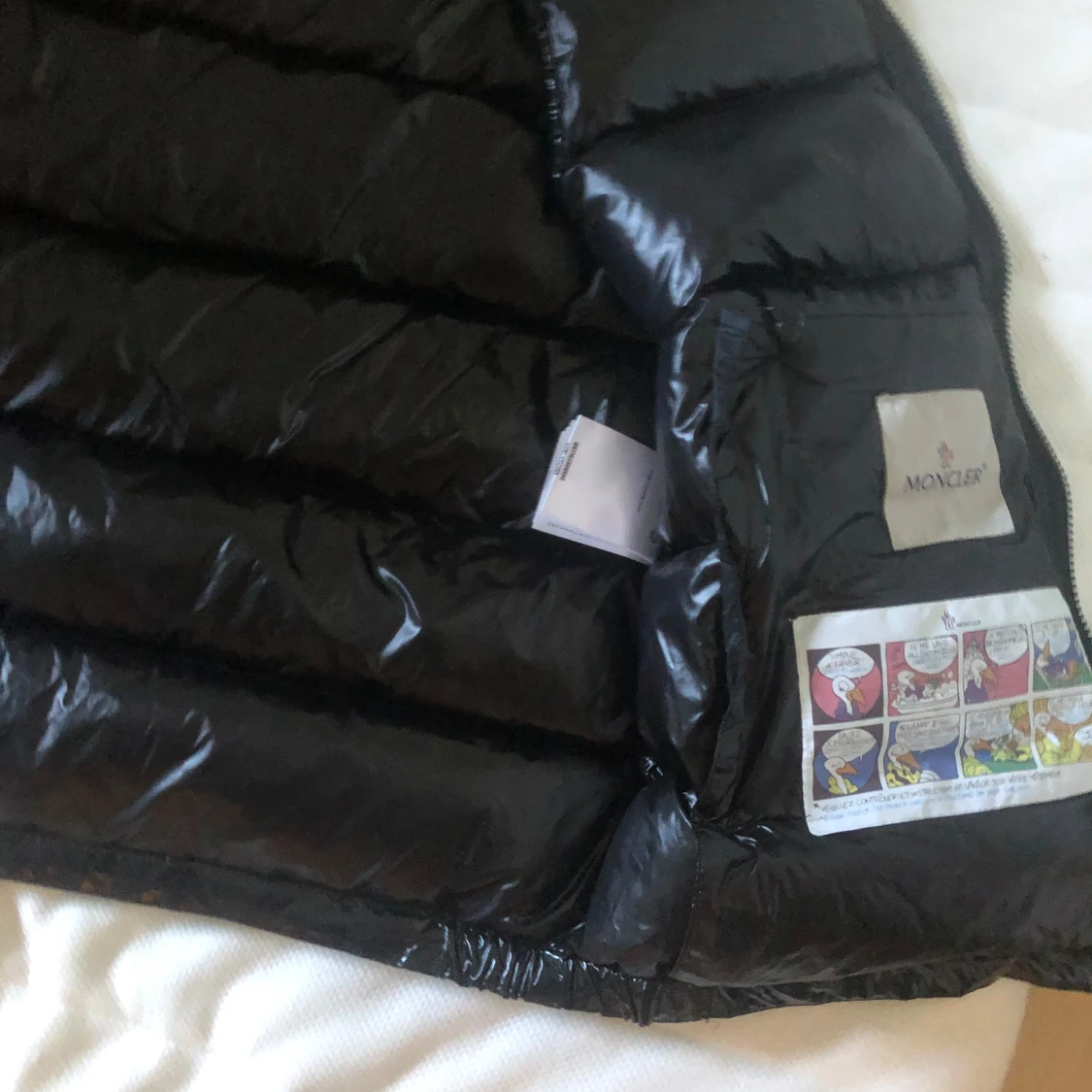 Svart dunväst från Moncler med huva - 1