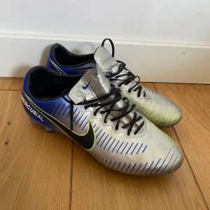Nike Mercurial vapor11 - Snygga Nike Mercurial vapor11 neymar. Dom har lite slittningqr framme vid tån och ingen sula men utöver det så är dom i bra skick för att vara äldre skor.        Strl 42 pris 900kr