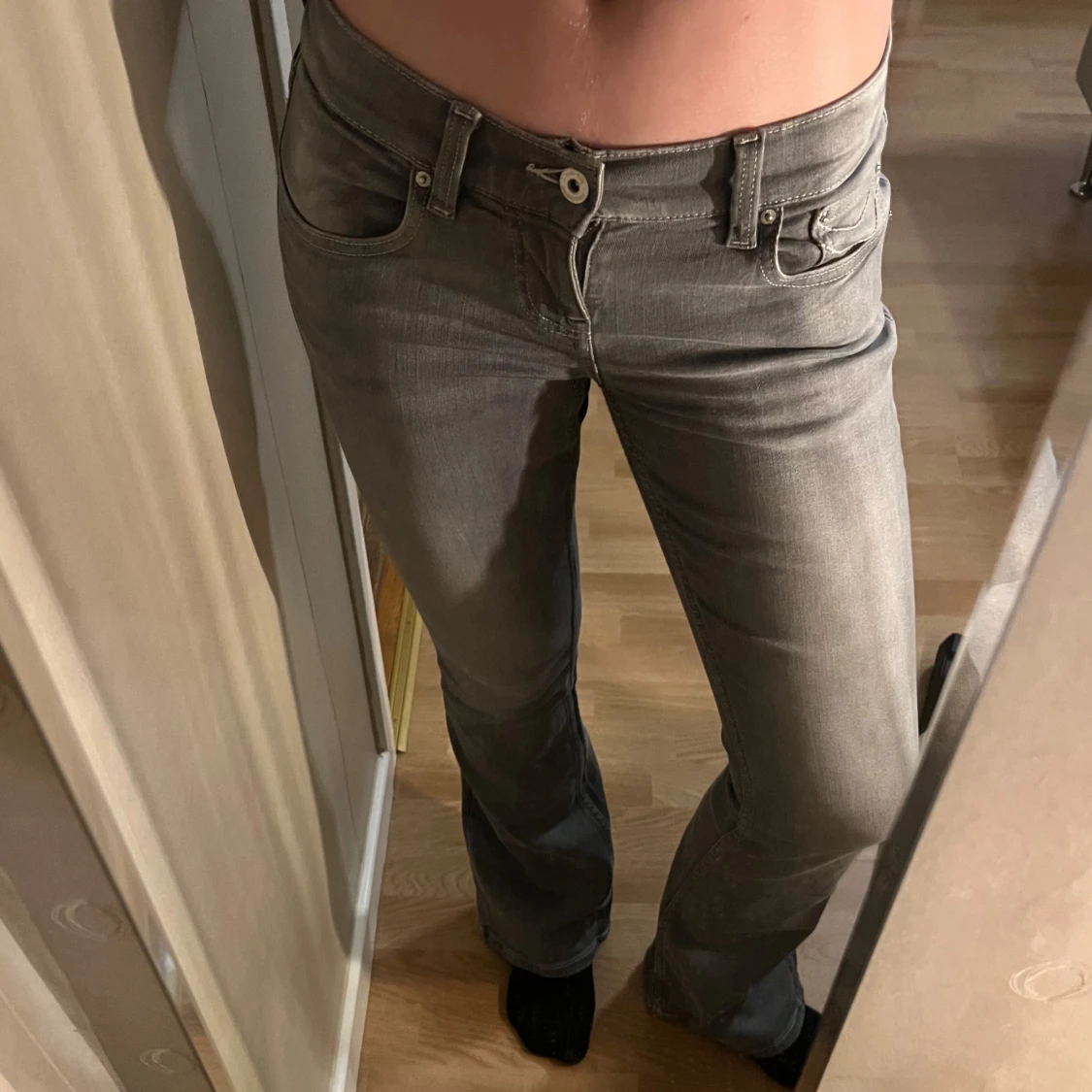 Gråa snygga bootcut jeans Ginatricot - 3