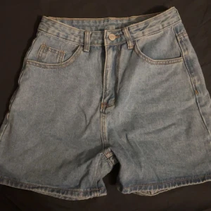 Ljusblå jeansshorts  - Snygga ljusblå jeansshorts med klassisk femficksdesign och dragkedja fram. Modellen är högmidjad. Säljer då de inte passa mig, har aldrig använt💕 