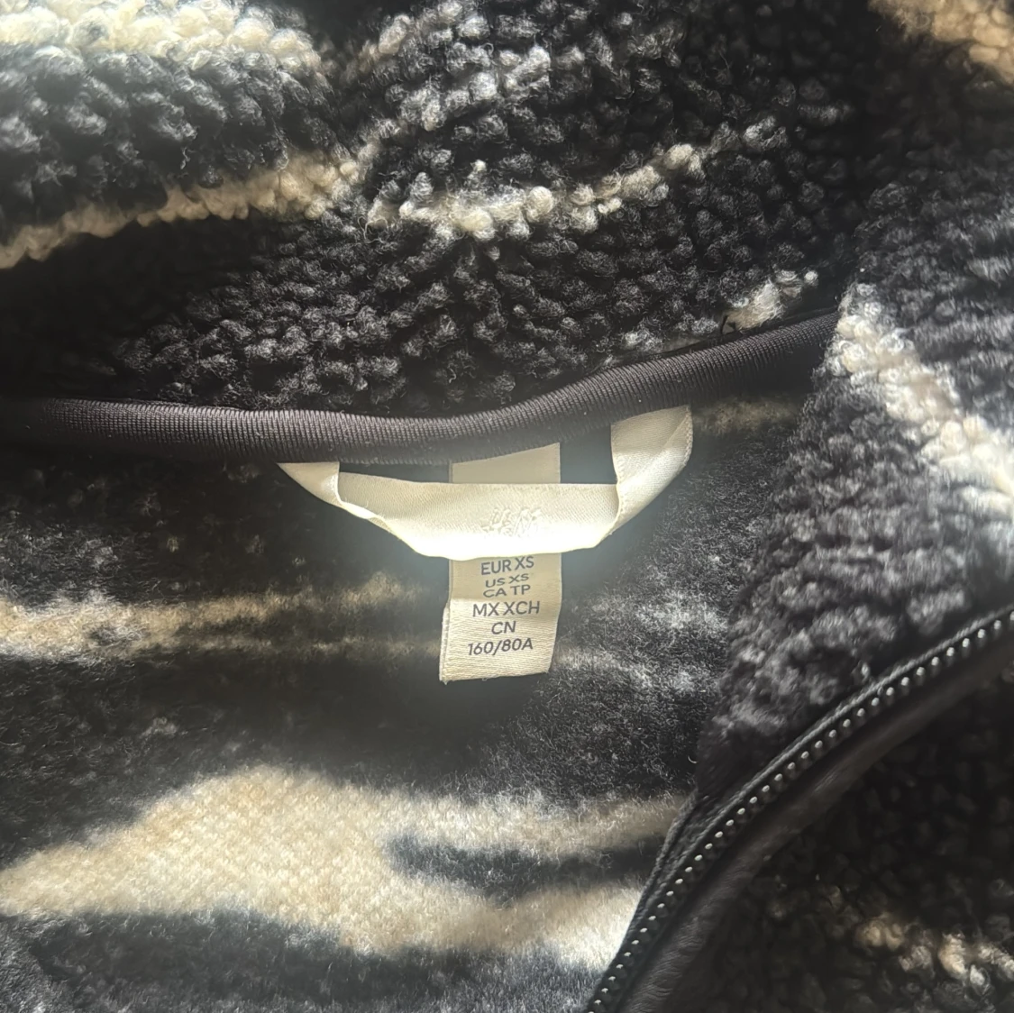 Svart teddyjacka med zebramönster H&M XS - 2