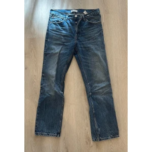 Blå raka jeans från Zara - Klassiska blå boyfriend jeans från Zara med rak passform och fem fickor. Jeansen har en snygg tvättad look med ljusa slitningar och normal midja. 