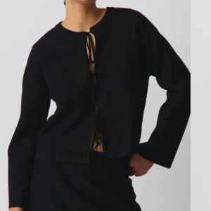 Blus med knyte från gina tricot - Använder inte