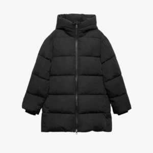 Svart pufferjacka från Mango - Säljer en svart pufferjacka från Mango med huva och dragkedja framtill. Jackan är quiltad och har en oversized passform som ger en cool och avslappnad vibe. Perfekt för kalla dagar när du vill hålla dig varm och ändå se snygg ut.