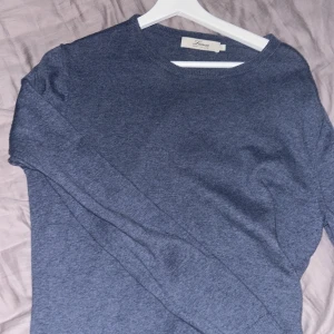 Lacrosse tröja - Schysst 95% ull 5% cashmere tröja, storlek large, som nyskick🙌🙌 ljusblå