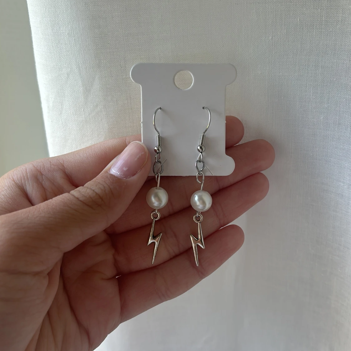 Pärlörhängen med silverberlocker - 1