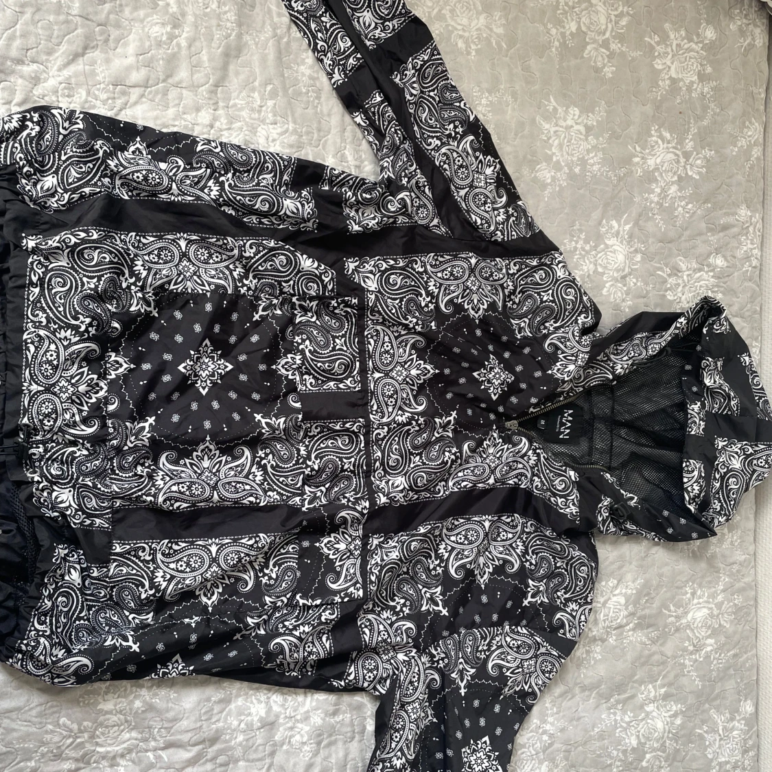 Svart och vit vindjacka med paisley