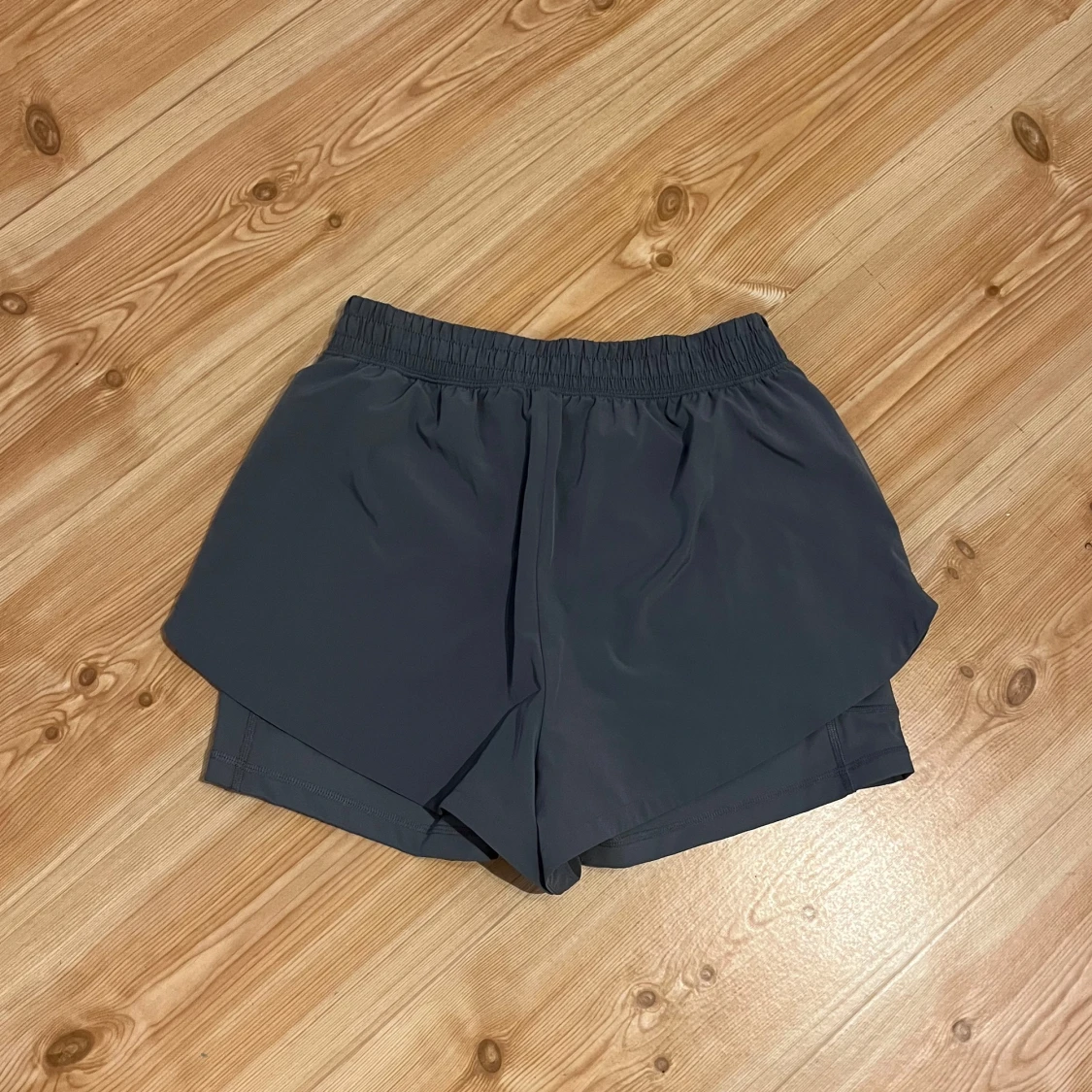 Gråa träningsshorts - 1