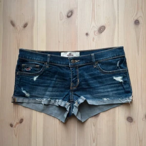 Hollister jeansshorts - lågmidjade micro jeansshorts från hollister i storlek w28, se mått på bilderna 💕