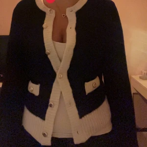 Kofta  - Säljer den här koftan med knappar. Den kommer inte till användning längre. Koftan har inga skador och är jättefin på. Den har lite trådar lösa men inga hål! Nypris ~300kr pris kan diskuteras 