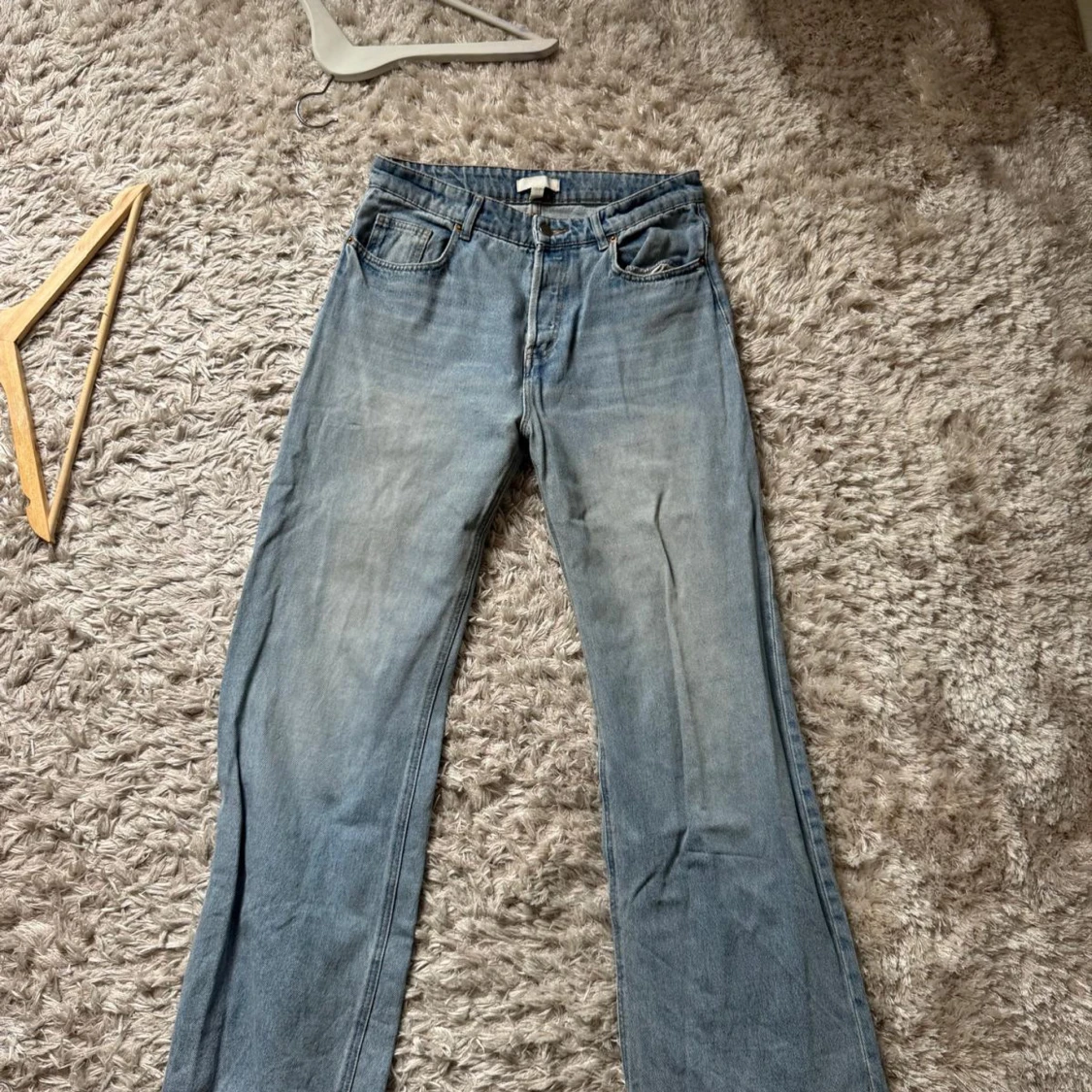 Blå bootcut jeans från H&M - 1