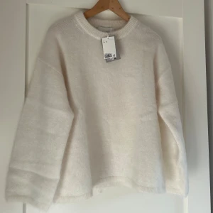 Vit stickad tröja i oversized modell - säljer denna populära mohair stickad tröja. slut på hemsidan! aldrig använd prislapp kvar