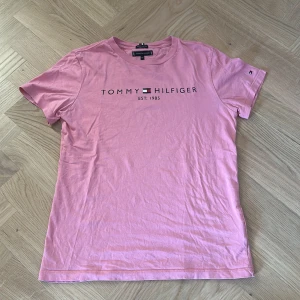 Rosa Tommy Hilfiger - Snygg rosa t-shirt från Tommy Hilfiger med text på bröstet. 