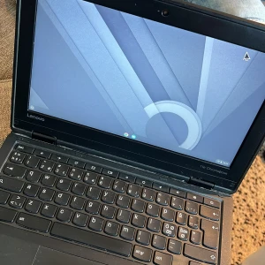 Laptop i mycket bra skick.  - Bilderna visar en Lenovo ThinkPad 11e Chromebook-laptop. En bärbar dator med svensk tangentbordslayout och lite tecken på användning, med några repor på locket. Fungerar perfekt för studier, surf och vardagsbruk. Passar dig som vill ha en enkel och robust dator för skola eller fritid. Har haft datorn i 5 år & den fungerar fortfarande jättebra, har dock inte användning av den längre. Den är inte seg eller hänger sig. Har själv varit supernöjd. 