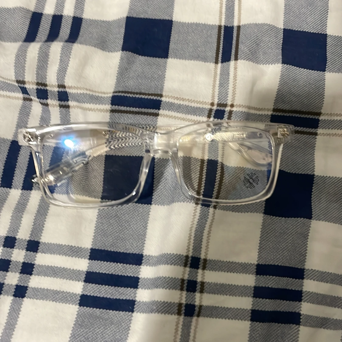 Klara transparenta glasögon med blommor