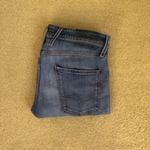 Replay Jeans 👖  - Säljer ett par Slim fit jeans från Replay. Modell: Anbass. Storlek: 32, skicket är bra förutom på ”Replay” loggan vid höften (Bild 4) Därav priset, priset är ej diskuterbart på dessa!
