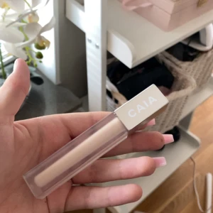 CAIA ljus concealer - Säljer en CAIA concealer i färgen 1N. Den är helt ny så endast testad. Säljer då färgen ej osssar mig och därför ej används💕💕 