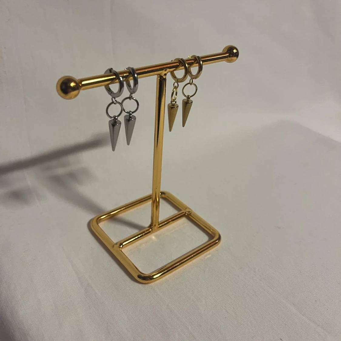 Örhängen med spetsiga hängen i silver och guld - 1