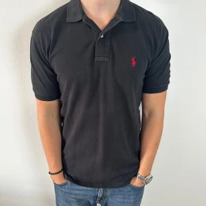 Ralph lauren piké | S - Svart Ralph Lauren piké | fint skick | äldre modell, tröjan är något längre baktill | modellen är ca 180 | hör av dig om du har funderingar🙌