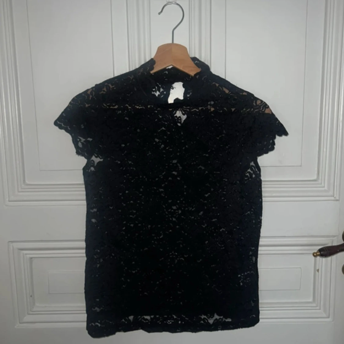 Svart spetsblus med hög krage