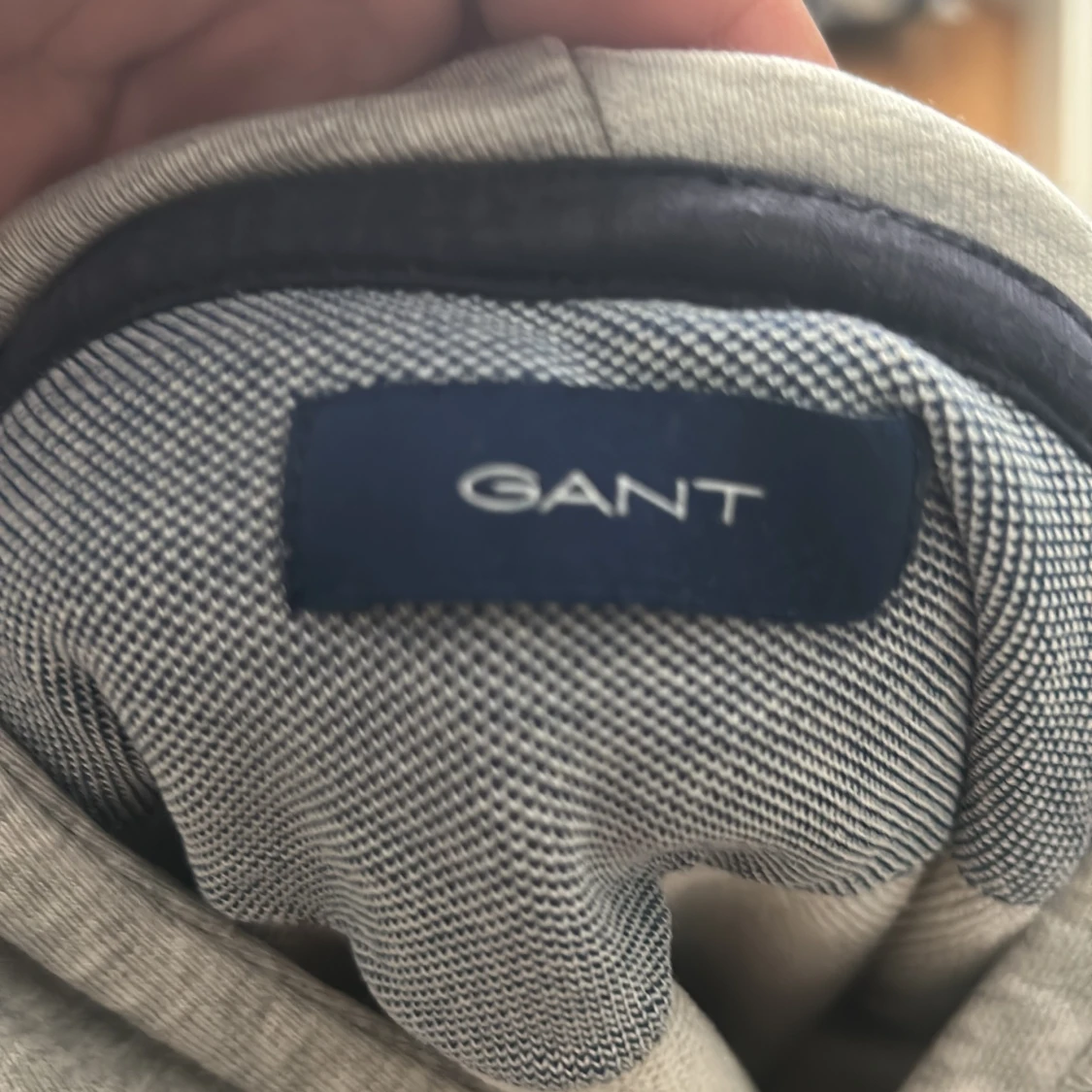 Grå hoodie från GANT med logoband - 1